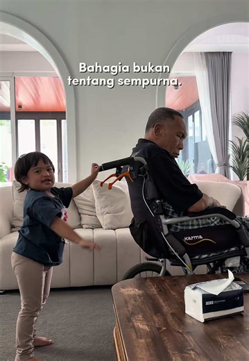 Kadang-kadang, bahagia itu bukan pada apa yang kita ada… tapi pada siapa yang ada bersama kita. Anak kecil. Usaha kecil. Kasih sayang yang besar ❤️ Keluarga adalah rezeki paling mahal dalam hidup. #K#KeluargaB#BahagiaItuSederhanaK#KasihSayangR#RezekiAllahFamilyFirst