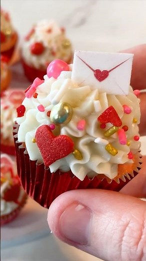 Mini Valentine Cupcakes You’ll Want to Make ASAP 💘🧁