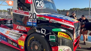 🎥 Grand-Prix Camions du Castellet : Coup dur pour le champion de France en titre Téo Calvet #20 contraint à l'abandon dans la course 2. Il a été victime d'un accrochage avec un concurrent. Renault Trucks France | Championnat de France Camions FFSA