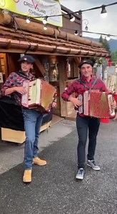 DEUX JEUNES MONTAGNARDS METTENT L'AMBIANCE ! Avec leur accordéon... Antoine Braisaz et Kevin Marin-Lamellet, deux jeunes accordéoniste de la montagne, interprètent un chant de la montagne "Pimpin" particulièrement emballant, devant le très beau Chalet Hotel Du Mont-Charvin à Crest Voland (Haut Val d'Arly-Savoie-France). Un très grand merci à celui qui fait la vidéo. Il s'agit de Dany Moureaux, célèbre accordéoniste et agriculteur du Haut Doubs, et lui-même champion du monde d'accordéon ! | La Pl