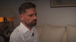 Obejrzyjcie. Gdy Judea Pearl zgodził się na wywiad, byłem przeszczęśliwy. To ikona matematyki. Stworzenie formalnego rachunku przyczynowości (Causal Calculus): To jego najistotniejsze i najbardziej przełomowe dokonanie, za które w 2011 roku otrzymał Nagrodę Turinga. Pearl opracował formalny, matematyczny język do opisywania i wnioskowania o przyczynach i skutkach, wykraczający poza tradycyjną statystykę, która zajmuje się głównie korelacją. Jego teoria, często nazywana "Drabiną Przyczynowości". 