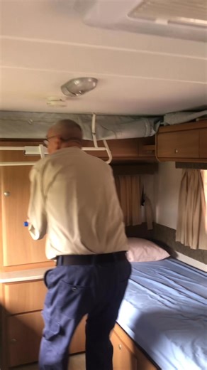 John shows us how it’s done using LeverM8 to lift the roof on his Jayco pop top caravan with single beds. | LeverM8