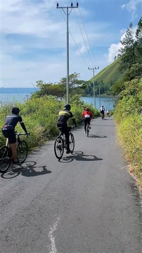 This isn’t just cycling — this is a different way to experience Lake Toba 🚴🏻🌿⛰️