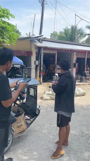 WATCH| COURIER HUB SA TANTANGAN, SOUTH COTABATO GISAWAY SA MGA NETIZENS TUNGOD SA DILI MAAYONG PAGTRATAR SA MGA PARCELS. Gibatikos sa daghang mga netizens tungod sa matud pa daw sa napasagdan ug dili maayong pagtratar sa mga parcels sa usa ka online shopping delivery hub sa Tantangan, South Cotabato. Sumala pa sa post ni TriboTiBooc nga kulang sa maayong paghandle sa mga parcels. Wala pa usab nakapagawas og mensahe ang kompanya sa Shopee Express Tantangan Hub kalabot niini. ANO MA SAY NYO? VIDEO