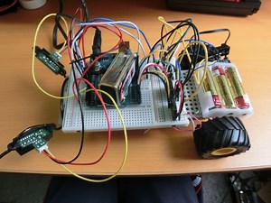 Arduinoと赤外線センサを使用して、テーブルから落ちないロボットを作成しました！さっそく動かしてみた！先端に触覚のようなものがついているところが赤外線センサです！ – Kazuki Room ～ モノづくりブログ ～