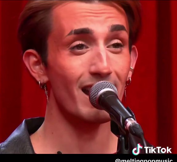 Victor interprète 'Mourir sur scène' de Dalida