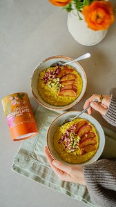 Lav den letteste økologiske Golden grød 🌞 Med inspiration fra en gammel ayurvedisk opskrift med gurkemeje, ingefær og kardemomme har Tulsi udviklet en smagfuld Golden latte. For at opnå den perfekte smagsbalance er der tilføjet et delikat strejf af østens mystik med rose og vanilje. Gurkemeje hjælper med at håndtere anti-inflammatoriske reaktioner i kroppen og bidrager til at støtte fordøjelsen. Udover at nyde den som en varm og smuk drik, elsker vi derfor også at bruge den i madlavning. Nedenf