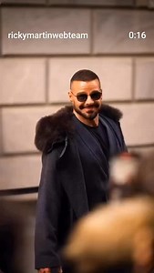 QUE ELEGANCIA BOMBÓN 😍 🔥🥰🤩👑 JPUSARG 🇦🇷🇵🇷 @ricky_martin @rickymartinwebteam #rickymartín #rickymartinwebteam #lluvia | JPUS Argentina Ricky Martin Fans Club