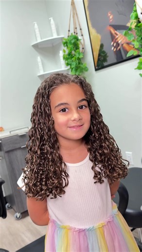 This is why kids need a CURLY CUT… not a “trim.” Kids’ curls are still developing, which means: • uneven shrinkage is normal • bulk builds up fast • and cutting wet straight causes triangles For this cut, I focused on: ✨ shape that grows out with her curls ✨ keeping her natural density (no thinning shears) ✨ cutting curl-by-curl so her pattern stays defined ✨ making sure it’s LOW maintenance for parents A proper kids curly cut helps: ✔️ curls clump better ✔️ styling take less time ✔️ hair grow e