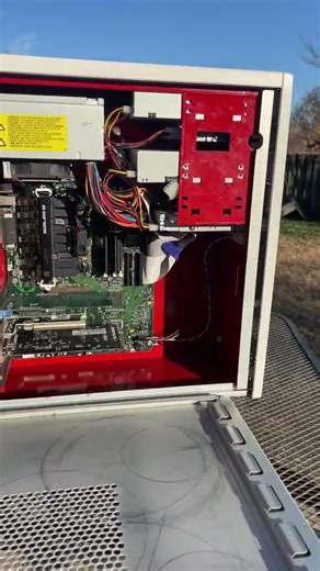 Easily the coolest Win98 box I’ve built yet. Atholon 800mhz, Voodoo 3 2000 AGP and 513mb of SDRAM