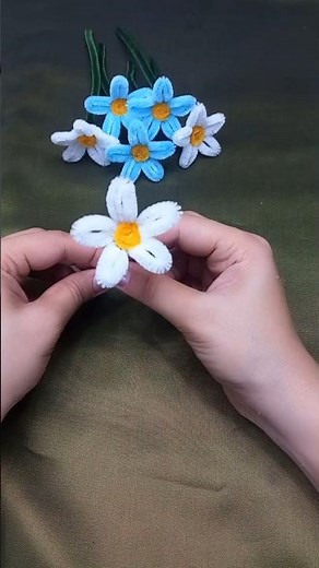 how to make easy and beautiful lily flower with pipe cleaners | fuzzy wire flowers #diytutorial #diy