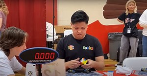 Hihetetlen rekord: 3,13 másodperc alatt rakták ki a Rubik-kockát
