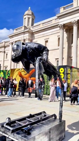 Street Statue performance and audience reactions.