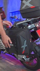 The XL09 X-Line side bag, with 33 liters capacity and the MONOKEY® system, is ideal for tourers. It doubles as a rear top bag, sold individually. Features include a 25L removable, waterproof inner sack that can be used as a separate top bag, offering ease of access and versatility. Crafted with high-quality, UV-resistant materials, it excels on long trips. The design incorporates dual straps for securing additional gear. For a compact, adaptable storage solution. 🇮🇹 La borsa laterale XL09 X-Li