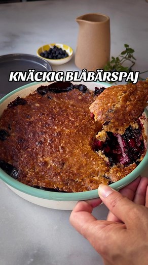 Enkel blåbär- och hallonpaj med knäckig topping
