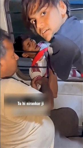 बिहार के रेलवे स्टेशन पर चोर ने चलती ट्रेन में खिड़की पर हाथ डाल कर किया मोबाइल चोरी🥺😱#shorts #train
