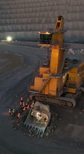 Giant machine malfunction! 😱 #EngineeringFail #MegaMachines #AI