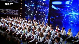 Corul Unison este unul dintre cele mai cunoscute coruri de copii din Brasov, dar si din Romania. Acum au venit sa performeze pe marea scena a talentului. Este emotie get beget, iar TU ai puterea sa o duci mai departe in marea finala! | Romanii au talent