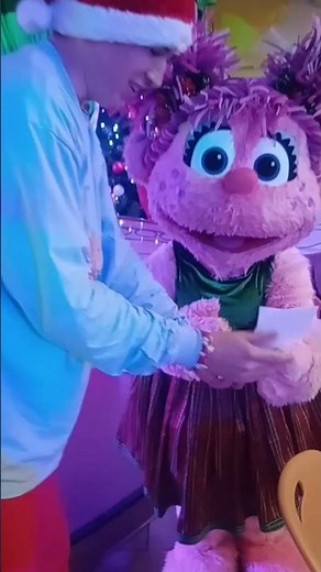 Giving Abby Cadabby her special Christmas card at Dine✨🎄🎁 #sesameplace #abbycadabby
