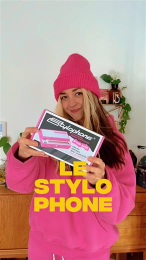 Marie on Instagram: "Vous aviez beaucoup trop de questions sur le stylophone dont je me servais en stories hier, voici donc la petite présentation qui s’imposait ! 👀 Popularisé dans les années 70 par David Bowie, le plus petit synthétiseur au monde s’est vendu à plus de 3M d’exemplaires entre 1970 et 1975 ! Utilisé par les Beatles, Kraftwerk ou encore les White Stripes, il est récemment revenu sur le devant de la scène et sa production fut relancée ! Vous connaissiez ? 👀"