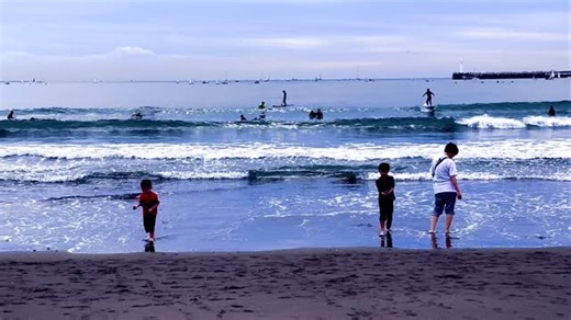 “Discovery moment🌟（発見の一瞬）” という言葉があります。 あふれんばかりの好奇心と 研ぎ澄まされた五感と 苦労を厭わぬ自分の手足で “発見したもの”は どうぞと“与えられたもの”より ずっとおもしろく ずっと輝かしく ずっと価値のあるものになる という意味です。 人が成長する時の“学び”に 欠かせないのが、 この“Discovery moment🌟”. 引き潮の渚で 一心不乱に貝を探す姿をみて 大切な言葉を思いだしました。 どうぞ素敵な一週間を〜♪ 💜今週のオンライン・サロン 『学習心理学と教育設計』について、ワイワイ♪楽しく語り合いませんか？ https://www.elc.or.jp/topics/detail/id=4694 💜インストラクショナルデザイナーの最新トレンド・セミナーにもぜひ♪♪ https://dxpo.jp/real/box/yokohama26/conf.html#recruit #DiscoveryMoment #海は教えてくれる #海辺のピアニスト #インストラクショナルデザイナーよしりんの海街日記 | ID Consultin