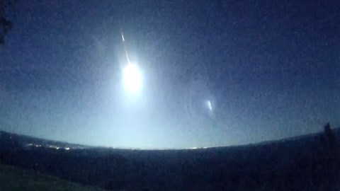Dazzling meteor fireball streaks across the night sky in Tennessee, USA