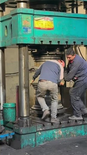 A day at the wheel factory #heli #forklift #factory