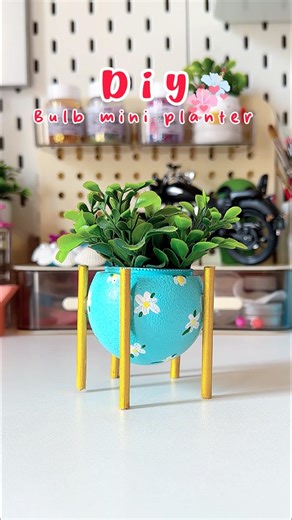 Diy Mini Bulb Planter🌱#shorts #viralshort #reuse #diy #diycrafts #handmade #crafting #trending