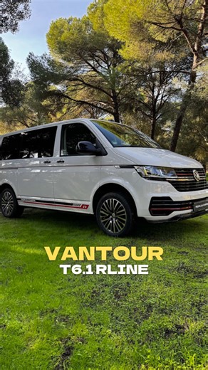 NOVEDAD - EN VENTA 💥 Volkswagen Transporter T6.1 RLine. Modelo en color BLANCO. Vinilos decorativos, lunas tintadas y homologadas, estructura mueble cama trasero. Terminación R-LINE: llantas 18”, spoiler delantero, emblemas y pedales metálicos. PRECIO 3️⃣4️⃣9️⃣9️⃣0️⃣ AÑO 2️⃣0️⃣2️⃣1️⃣ KM 9️⃣9️⃣9️⃣9️⃣0️⃣ ✅UN AÑO DE GARANTÍA (AMPLIABLE A DOS)✅ ⚡TRANSFERIDA A TU NOMBRE⚡ Si tienes dudas, escríbenos. #peoplecamper #campervan #camper #camperlife #campertour