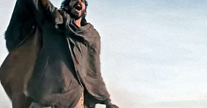 Dev Patel enfrenta criaturas místicas em trailer de fábula sombria