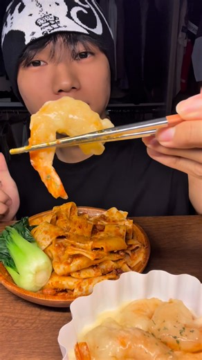 이마이크 on Instagram: "[광고] 차갑게 먹는 중화식 마라비빔면 먹방😋 @kitchenbydaheng 에서 중화식 마라비빔면 밀키트를 판매하고 있습니다 ! 메뉴 이름은 마라빠미엔 390g 이고 가격은 9,900₩ 입니다 🙇🏻‍♂️ 배송 받았는데 포장이 너무 깔끔하고 조리도 그냥 면만 삶는거라 “라면보다 먹기 편하다” 의 정석인 것 같아요. 한번 구매하셔서 드셔보세요‼️ #reels #좋아요 #mukbang #먹방 #팔로우"