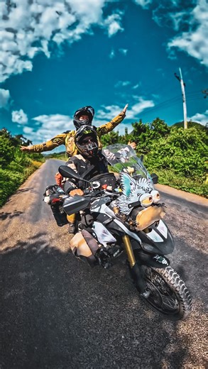 𝗩𝗜𝗡𝗦 & 𝗡𝗔𝗧𝗛𝗔 #ADVRIDERS 🏍🐲🎥 on Instagram: "💍 One ring to rule them all 🪄 Ça fait maintenant 21 jours qu’on est au Laos, et comment dire… les débuts et particulièrement les 5 derniers ont été un peu rudes 🤒 On a été vraiment malades, tous les deux, cloués au lit. Heureusement, on était en bonne compagnie 🫶 (et entourés de gens adorables rencontrés sur la route). Mais on commence enfin à voir le bout du tunnel ! 🙏 On retrouve un peu d’énergie, et on va doucement reprendre notre vi