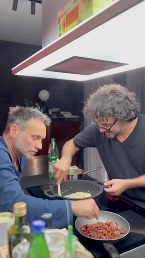 423K views · 9.7K reactions | Buon lunedì di ponte a tutti! Intanto a casa Renga… 浪 | Francesco Renga | Facebook