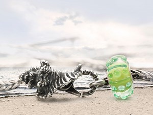 131 reactions · 12 shares | Delightful colors are reflecting the last sun rays of the day. Feel the sand between your toes and dance to the music of the ocean. Get a warm summer feeling in the Sunset at the Beach Collection! | Trollbeads | Facebook