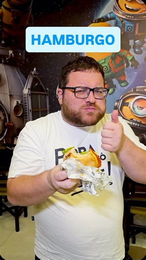 Sou Brasília on Instagram: "🚨 A hamburgueria mais INSANA de Brasília acabou de inaugurar… e fica em Sobradinho. Eu achei que era exagero. Fui lá conferir. E olha… talvez seja uma das experiências mais legais que já vivi em uma hamburgueria. 🦸‍♂️ Ambiente totalmente temático, cheio de personagens e heróis — a criançada simplesmente NÃO quer ir embora. Mas vamos ao que importa: 🍔 Hambúrguer artesanal, moldado na hora 🔥 Carne no ponto perfeito 💰 Lanches a partir de R$26,90 (sim, esse preço mes
