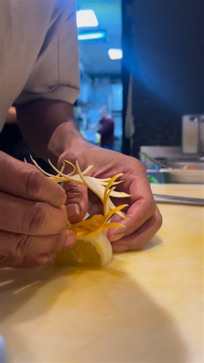 26K views · 106 reactions | เบสิค ทำของตกแต่งอาหาร จากมะนาวสวยงาม Basics: Make beautiful food decorations from lemons. #art #reelsvideoシ #skills #lemon วุฒิชัย โสดา | Aum Wudthichai Soda | Facebook