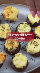 A rántott gomba hátra léphet, ez az új kedvenc gombás receptünk! 😁🍄 Készítsd el te is, de ne lepődj meg, ha hamar elfogy. 🤭 Hozzávalók: 100 g reszelt Magyar Sajt 1 evőkanál Magyar Vaj a pirításhoz 2-3 ek. olívaolaj a sütéshez 12 egész friss gomba 2 gerezd aprított fokhagyma 200 g krémsajt ¼ teáskanál őrölt fekete bors ¼ teáskanál hagymapor vagy fokhagymapor ¼ teáskanál cayenne bors vagy csili paprika petrezselyem a tálaláshoz Elkészítés: Megmossuk a gombákat és kiszedjük a szárát, amit felapr