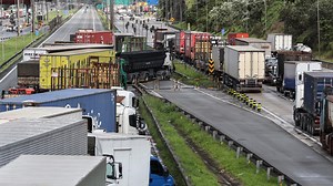 Camioneros partidarios de Bolsonaro bloquean carreteras en Brasil: "No aceptamos ser gobernados por un hombre del mal"
