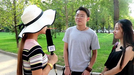大学生校园采访