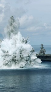 ¡El Gerald R. Ford Bajo Fuego! 🔥😱 Explosiones reales sacuden al portaaviones USS Gerald R. Ford (CVN 78) durante pruebas extremas en el Atlántico. Así la Armada de Estados Unidos confirma que sus buques pueden resistir impactos reales y seguir combatiendo en los escenarios más exigentes. #USSGeraldRFord #PoderNaval #PruebasDeChoque | Defensa Noticias