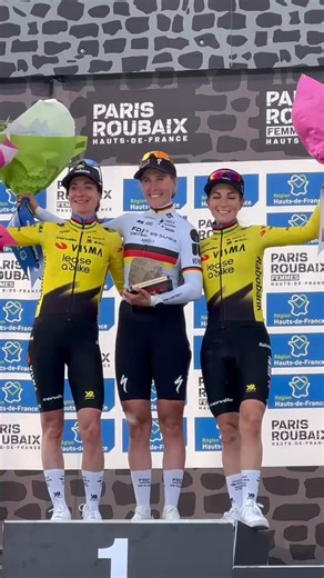 Franziska Koch surrounded by yellow, on top! Marianne Vos and Pauline Ferrand-Prévot complete the podium of the 2026 #ParisRoubaixFemmes 🥰Franziska Koch entourée de jaune, au sommet ! Marianne Vos et Pauline Ferrand-Prévot complètent le podium de Paris-Roubaix Femmes Hauts-de-France 2026 🥰