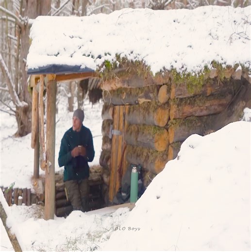 Experiencing and carving wood in a dugout shelter while battling strong winds and snowfall. Solo bushcrafting. | SOLO Boys
