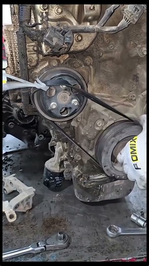 An Easy Way to Install a Fan Belt | Quick Mechanic Trick 🔧 #trending #fans #short #easyfan