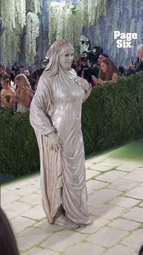 Heidi Klum shocks crowd as statuette at Met Gala