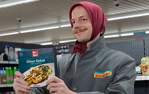 Die ersten Folgen der vierten Staffel von "Die Discounter" sind bei Amazon Prime Video verfügbar. Wir haben mit Jonas-Darsteller Merlin Sandmeyer über die Dreharbeiten gesprochen. #diediscounter #AmazonPrimeVideo #merlinsandmeyer #interview #tvmovie | TV Movie