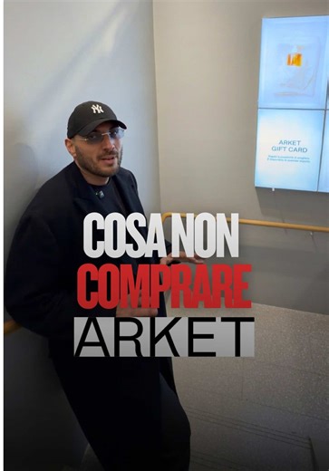 Sono stato da Arket. Lo stile mi piace. Pulito, nordico, minimale. Visivamente è forte, ti attira. Però devo essere sincero. Per quello che ho visto e toccato, i prezzi mi sembrano alti rispetto alla qualità di diversi capi. E quando il prezzo sale, deve salire anche la sostanza. Io entro nei negozi per questo: provare, leggere le composizioni, guardare le cuciture, capire se quello che paghi è coerente con quello che indossi. Non lo faccio per criticare. Lo faccio per rendere più consapevole ch