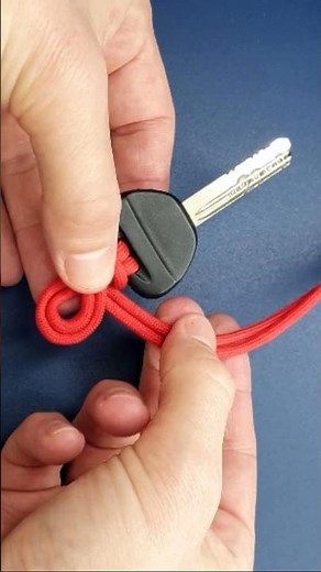 DIY Easy paracord keychain tutorial. Useful knots rope tricks idea. Practical knot tying skills.