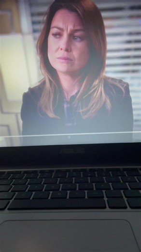 Meredith fainted due to shock of her soulmates death 🥺 also the background music in this scene is beyond depressing 😭