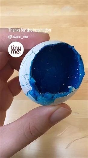 Egg Shell Geodes! 🥚✨ Turn humble eggshells into crystal masterpieces overnight with this dazzling, kid-friendly science experiment. It’s a little bit egg-speriment, a little bit geology—and 100% STEM magic! 💎🔬 Here’s what you’ll need to hatch some sparkle: 🥄 Borax 🥚 Eggshells 🎨 Food colouring 💧 Boiling water 🖌️ Glue & brush ☕ 2 heat-safe cups 💡 The science? You’re making a super-saturated solution that cools and crystallises right inside the shell! With the help of a little glue and som