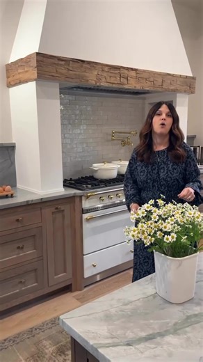 What is a scullery? 👀 A scullery is a small room next to the kitchen that was traditionally used for washing dishes, cleaning pots and pans, and handling messy prep work. In older homes, it kept the main kitchen clean and organized. Today, sculleries are making a comeback as “back kitchens” or prep spaces — perfect for hiding appliances, doing dishes, and keeping your main kitchen clutter-free. Basically: it’s the behind-the-scenes hero of the kitchen. 🏡✨